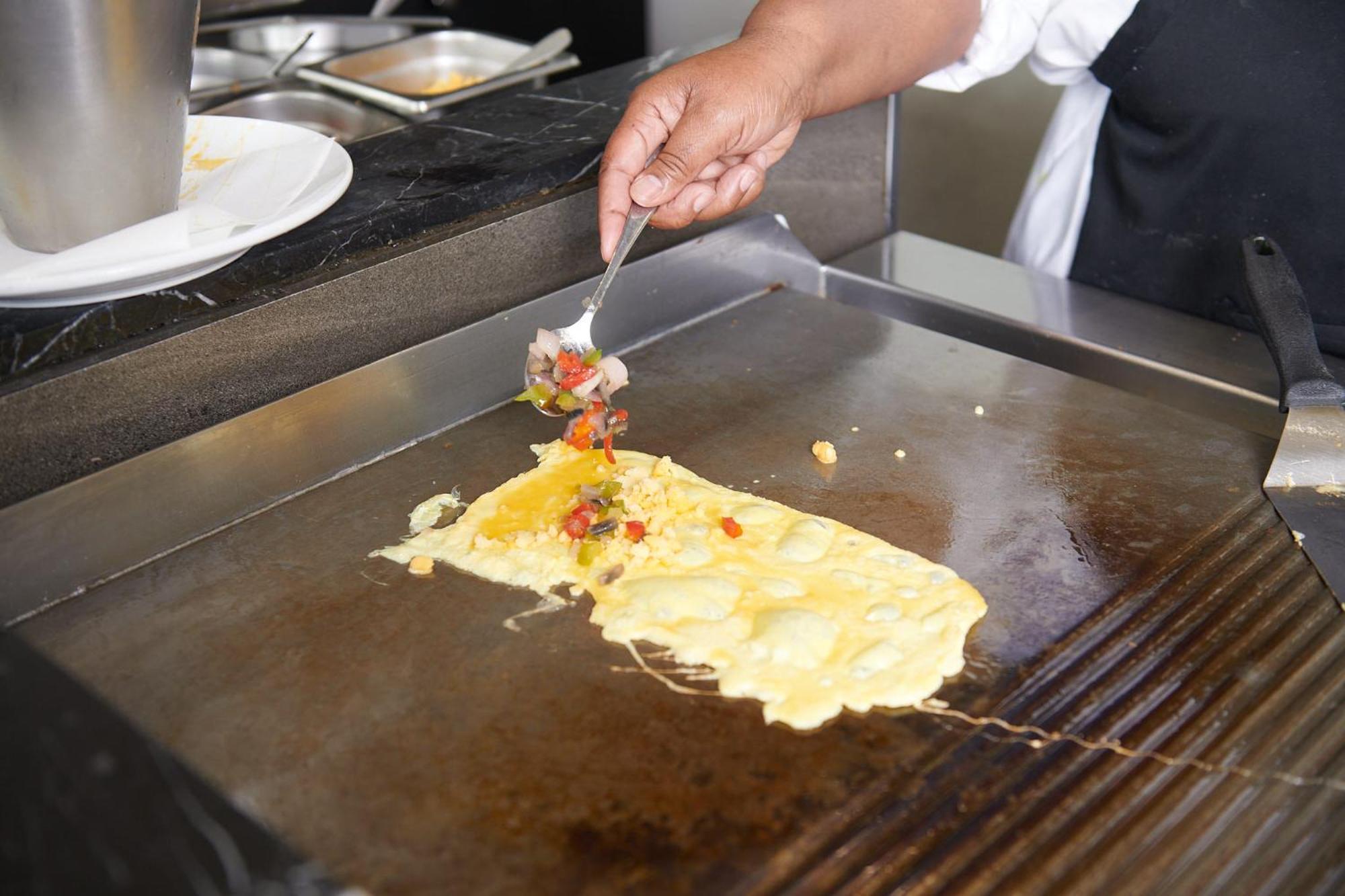 فندق The Capital Zimbali باليتو المظهر الخارجي الصورة Preparation of an omelette